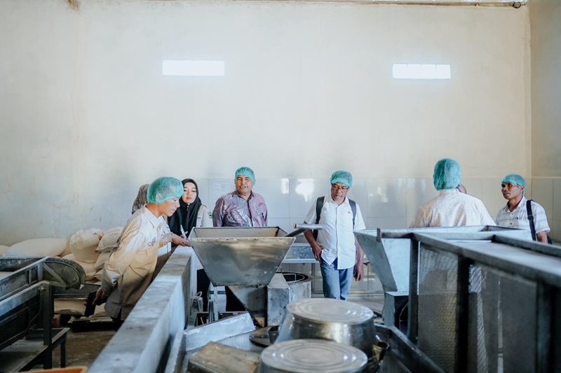 Industri Kecil dan Menengah (IKM) Pangan Bawang Goreng Dinas Koperasi Perdagangan dan Perindustrian dan Dekranasda Kabupaten Solok kunjungi Kabupaten Kuningan Provinsi Jawa Barat